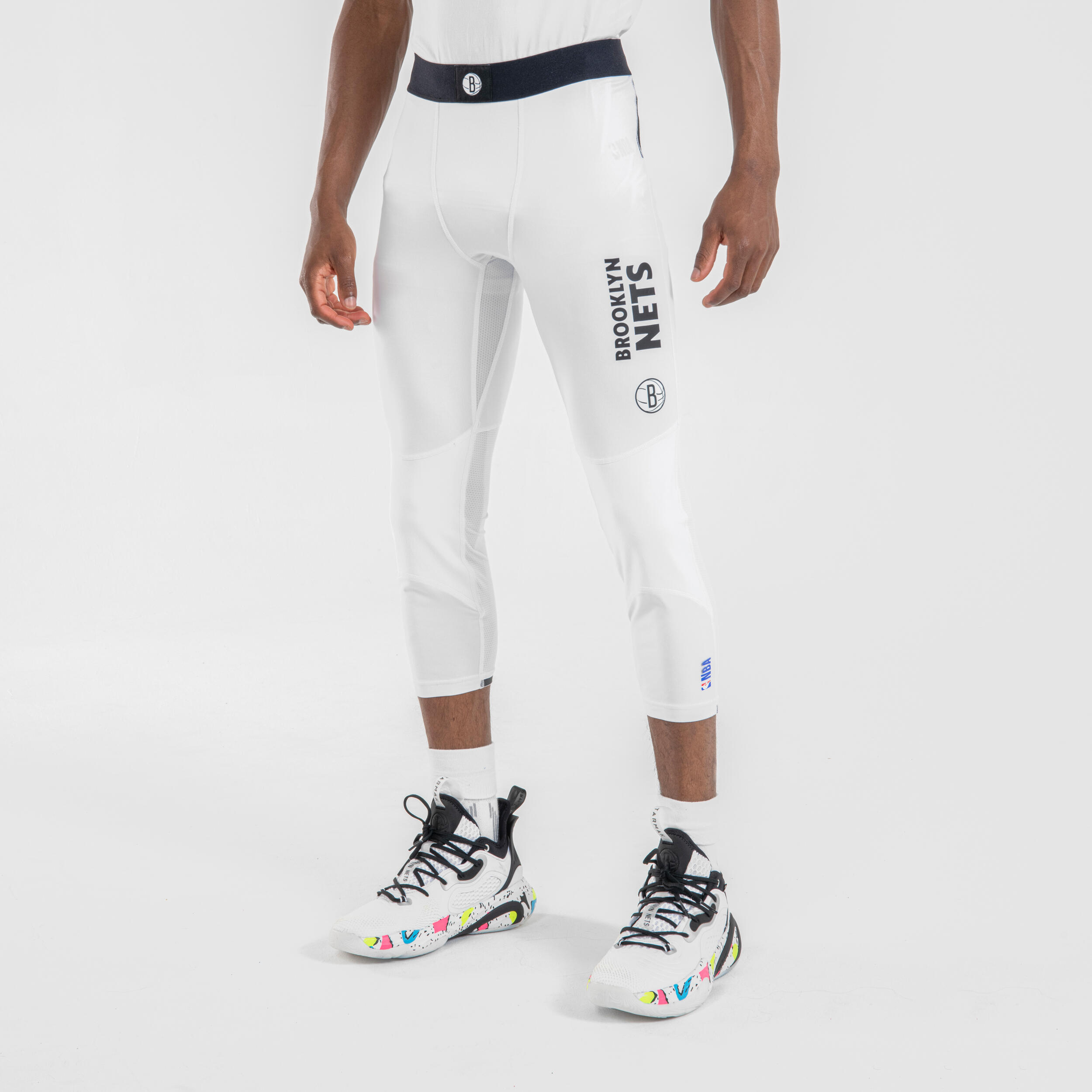 https://contents.mediadecathlon.com/p2333311/k$573e803dcff651384098bffd92455721/men-s-women-s-basketball-3-4-leggings-500-nba-brooklyn-nets-white-tarmak-8751641.jpg