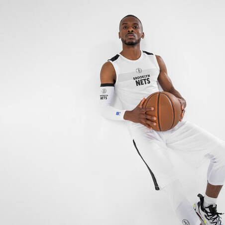 Manset Lengan Basket Pria E500 NBA Brooklyn Nets - Putih