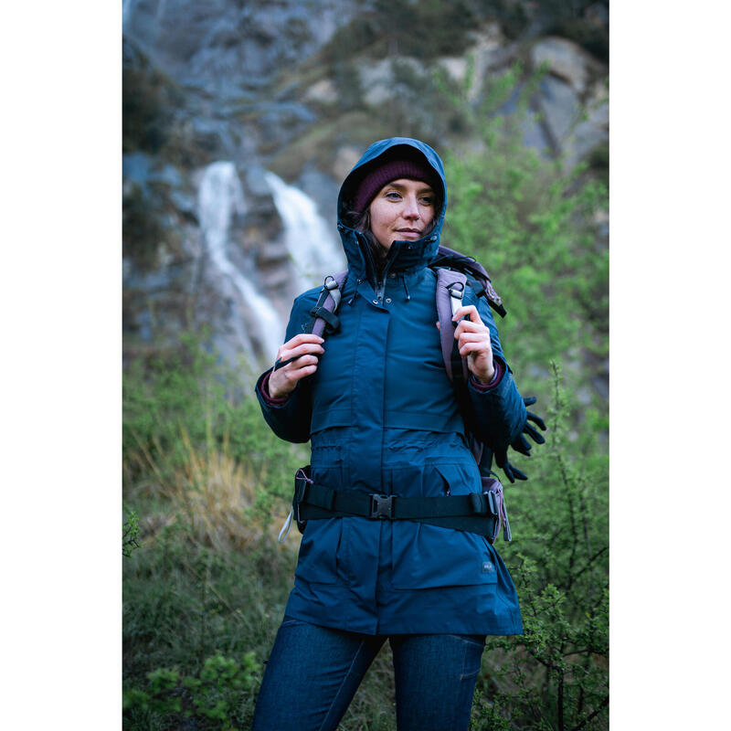 Mochila de montaña y trekking 60+6L Mujer Forclaz Travel 900. Funda impermeable