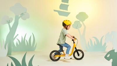 une%20draisienne%20jaune%20avec%20un%20enfant%20qui%20roule.jpg