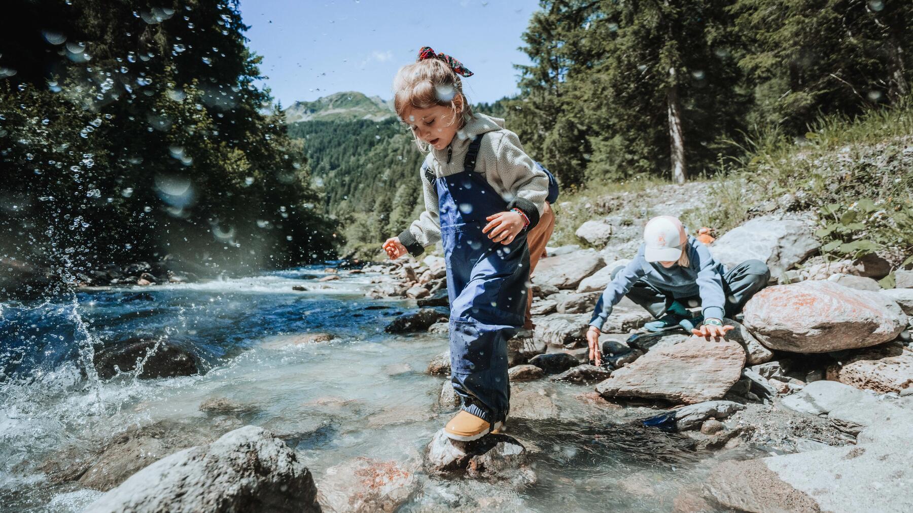 Enfants qui courent et jouent pendant une randonnée