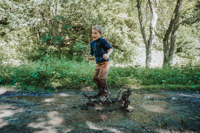 Niños haciendo senderismo