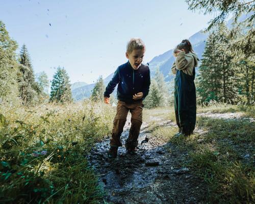 Zwei Kinder haben großen Spaß beim Geocaching