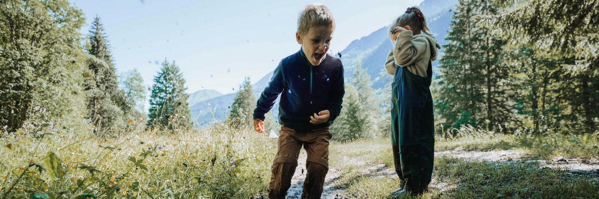 Zwei Kinder haben großen Spaß beim Geocaching