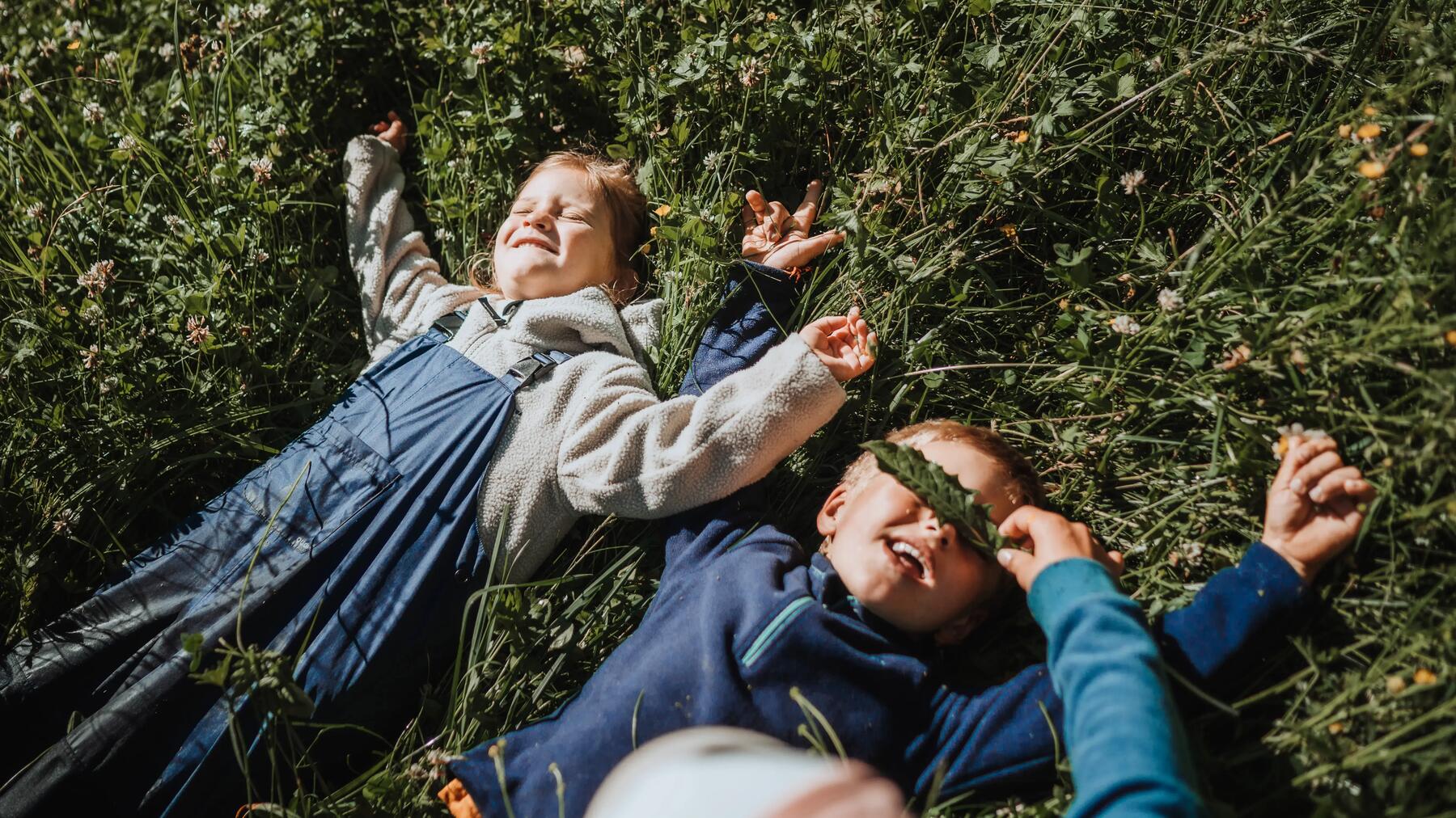 Enfant qui prend la pose pendant une randonnée en forêt