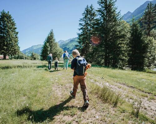 la bonne tenue pour son enfant en rando conseils quechua