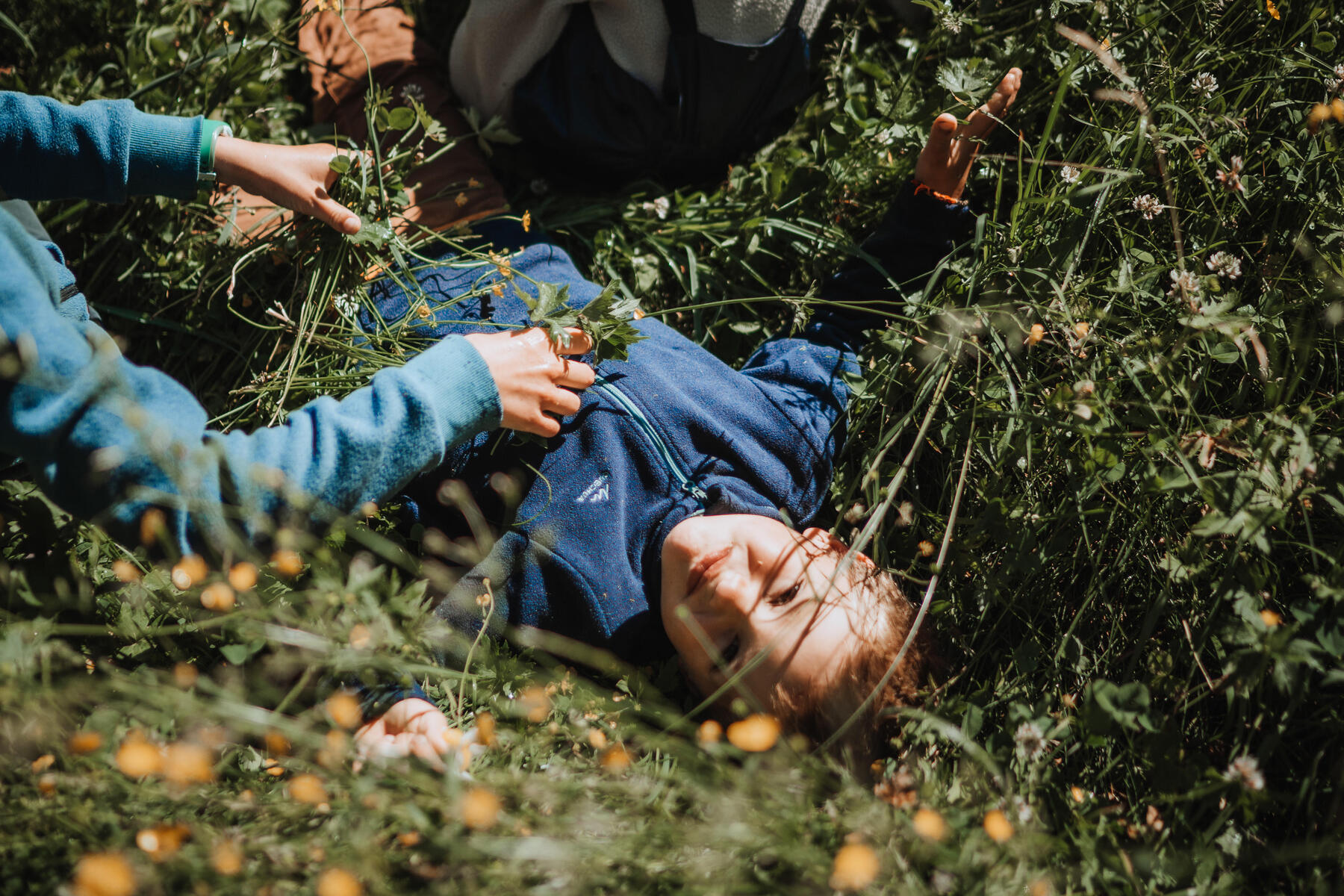 Enfant qui jouent dans un champ