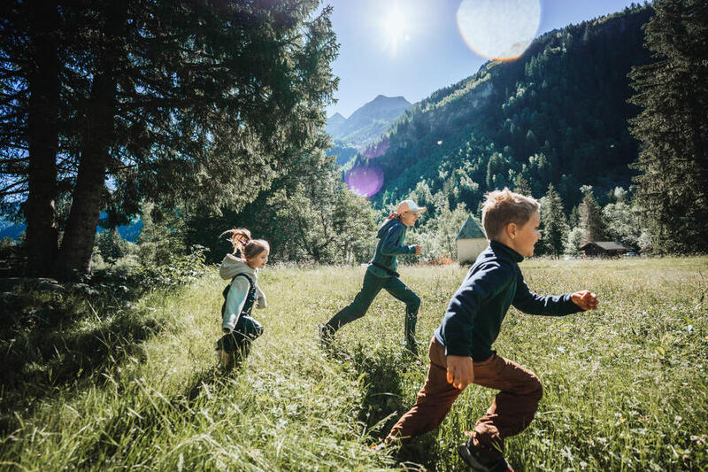 Niño haciendo senderismo