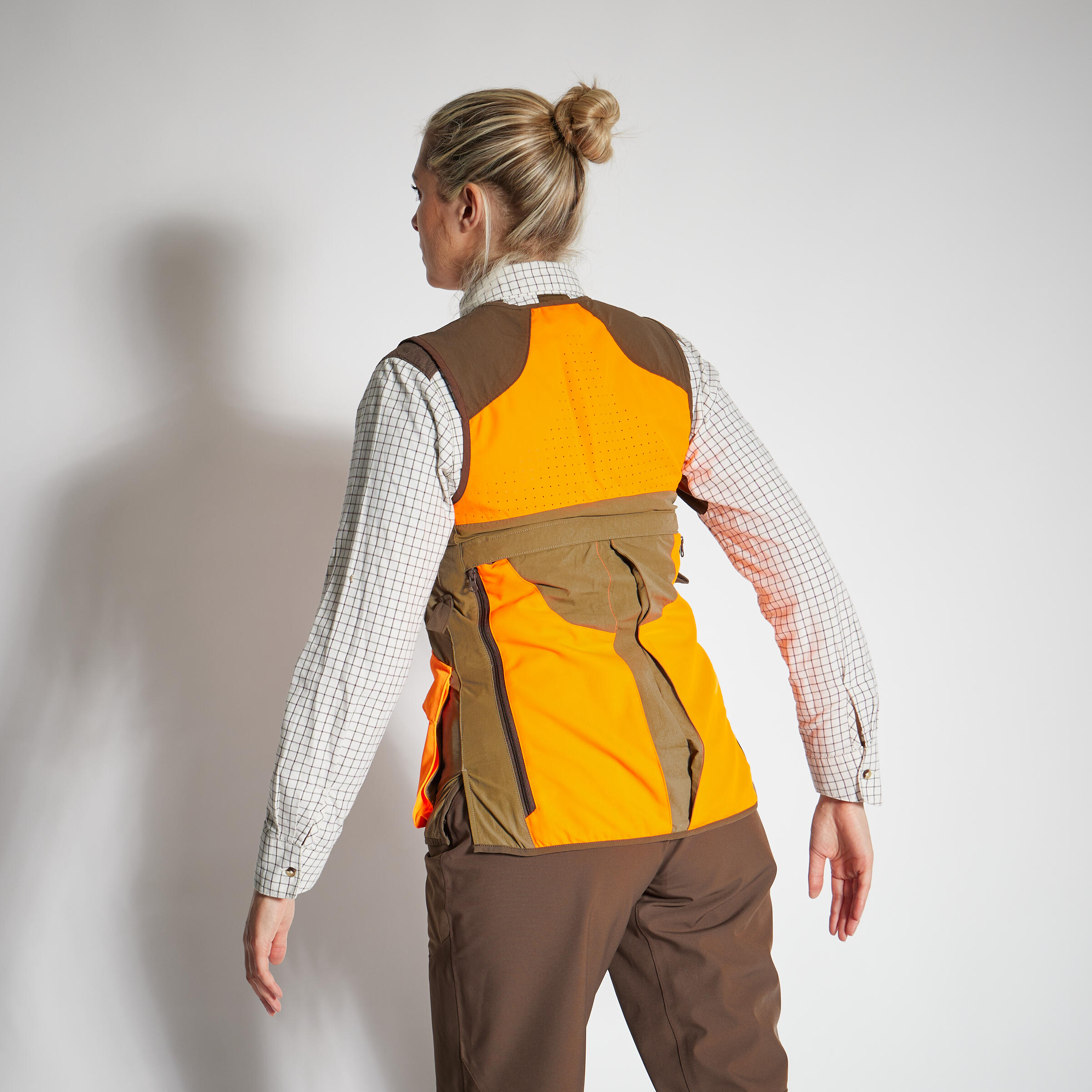 WOMEN'S 500 LIGHTWEIGHT BREATHABLE HUNTING VEST BROWN/FLUO