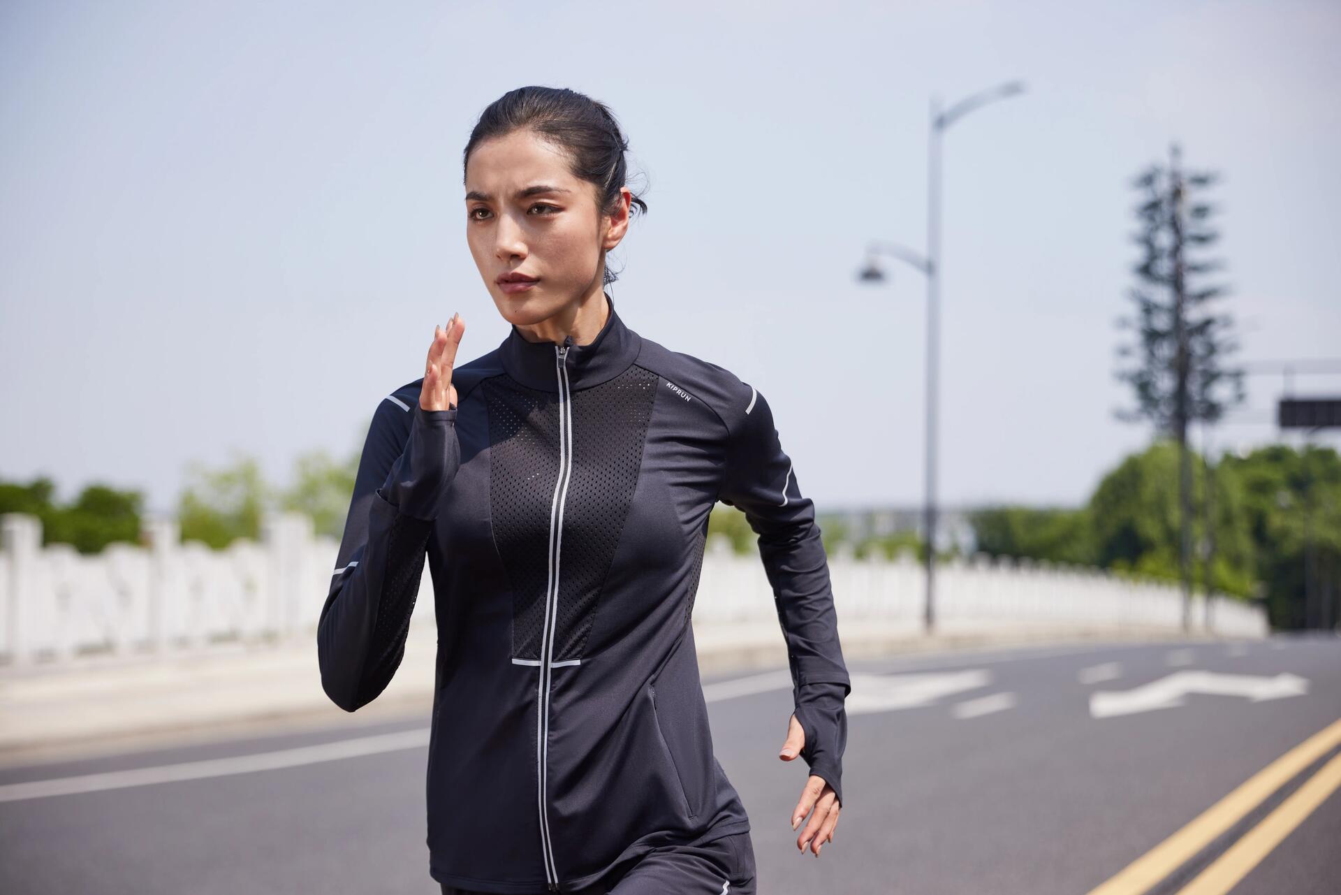 Kobieta uprawiająca jogging skupiająca się na prawidłowym oddychaniu