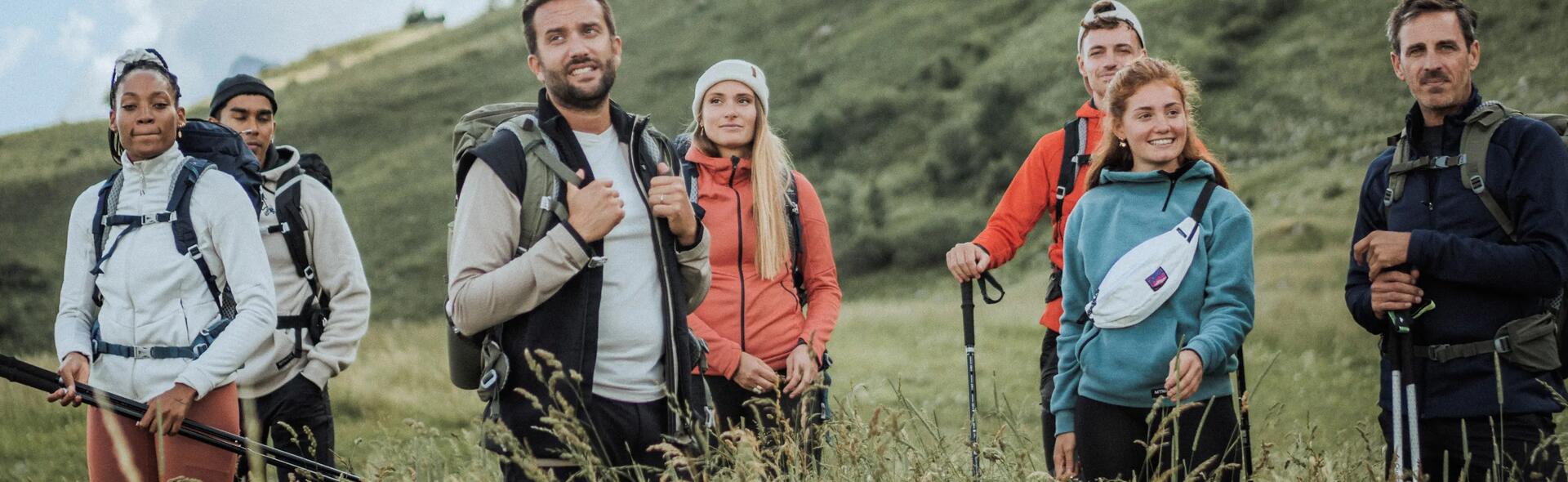 grupo de jovens equipados para uma caminhada na natureza - decathlon