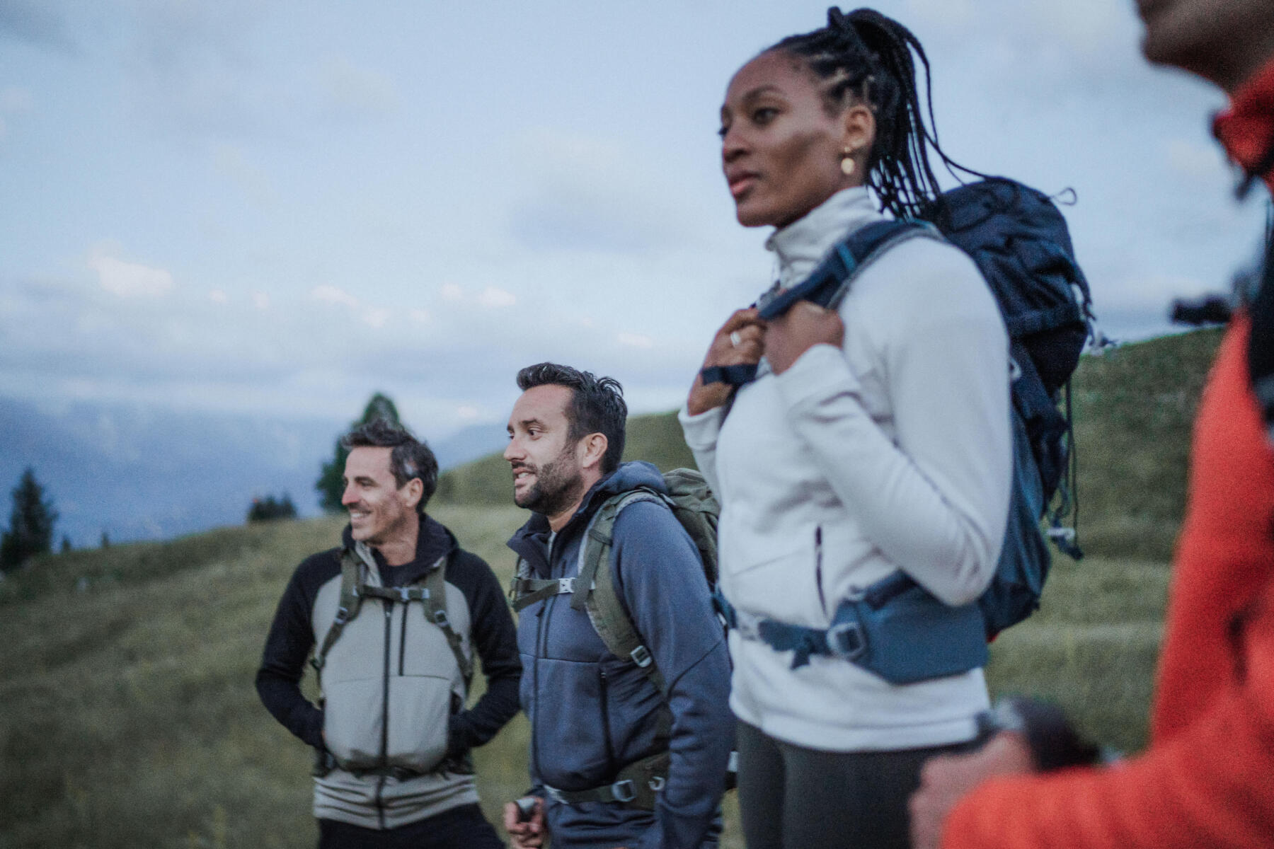 grupo de pessoas na natureza com mochilas da quechua