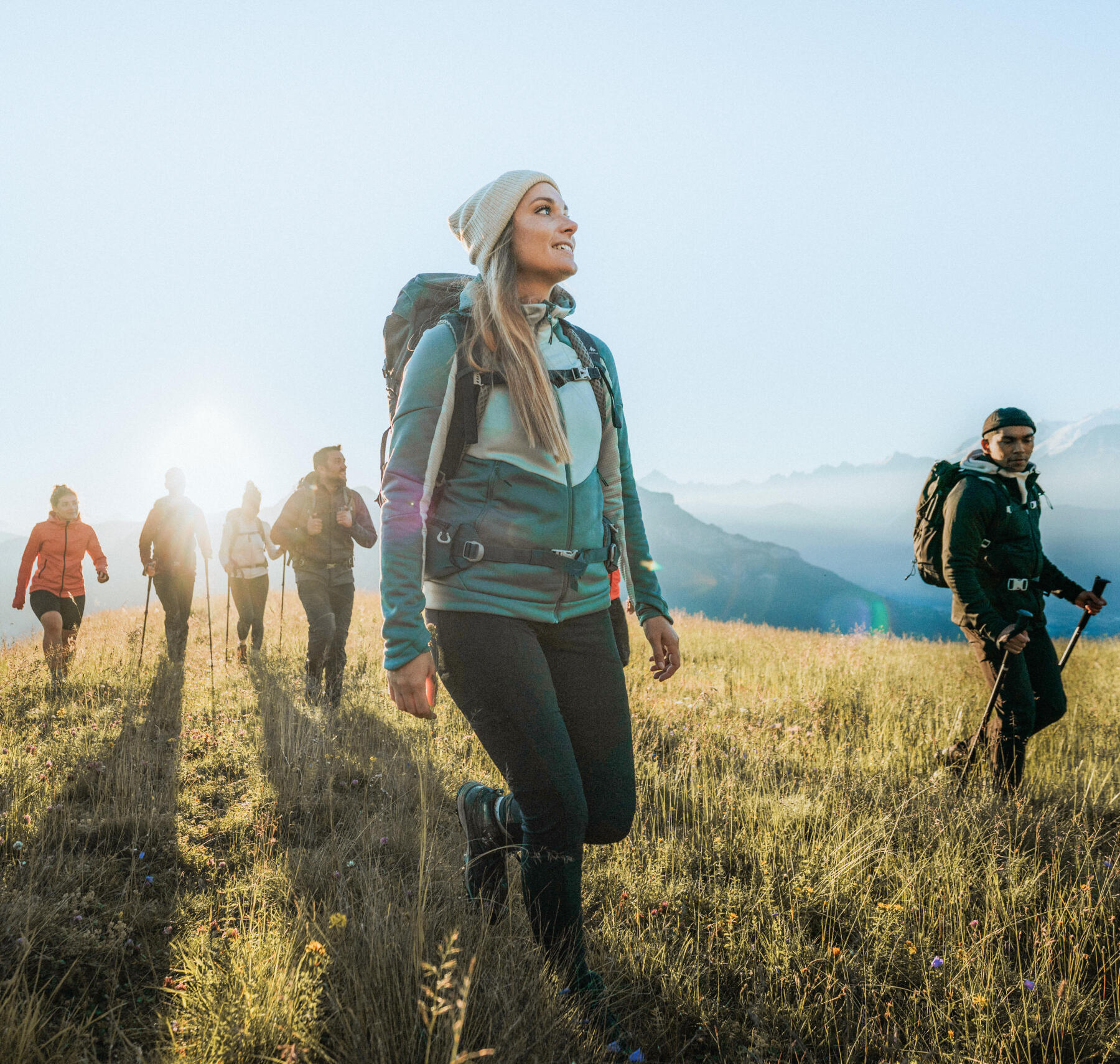 grupo de jovens a caminhar na planície 