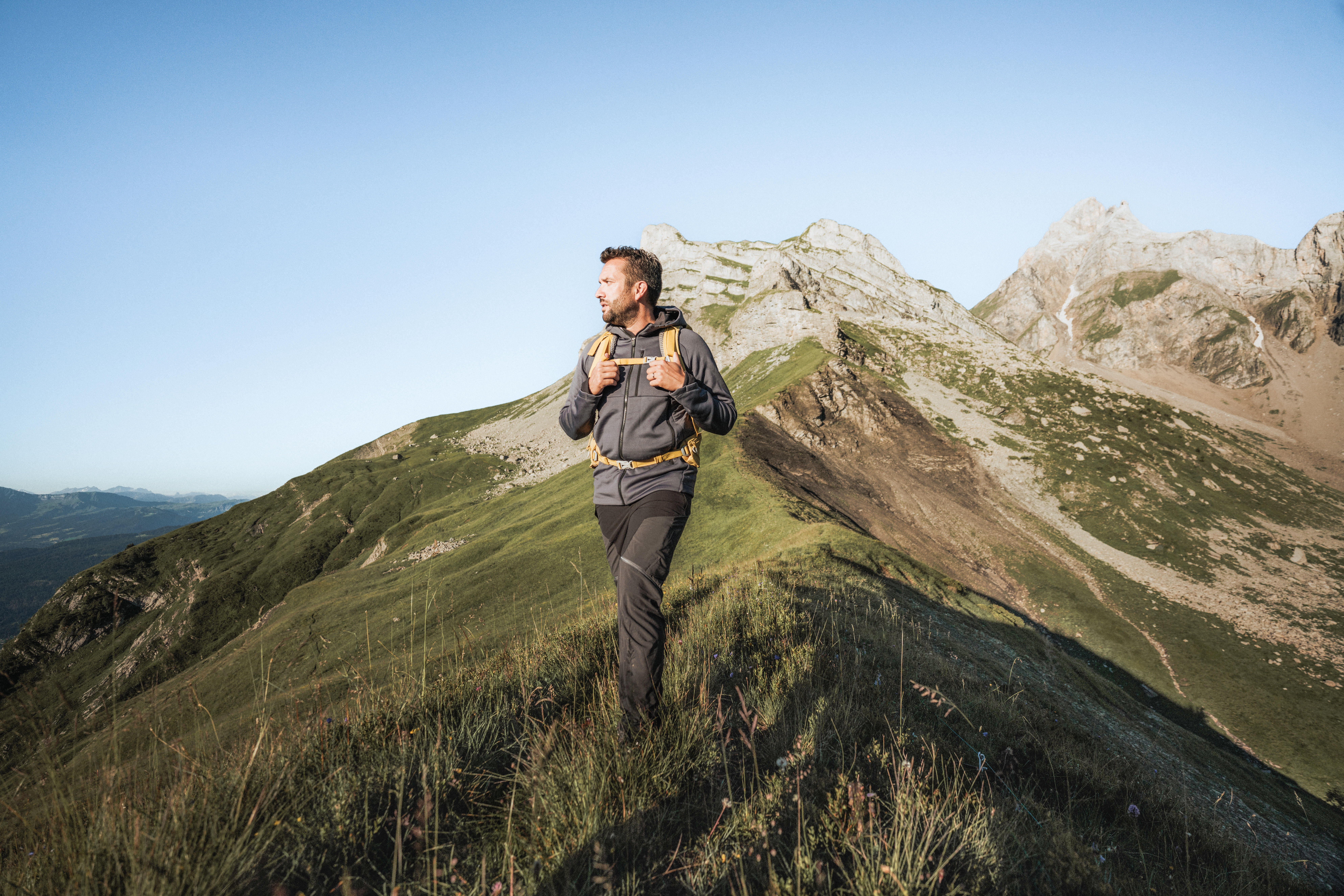 Men’s Hooded Fleece Hiking Jacket – MH 520 - QUECHUA