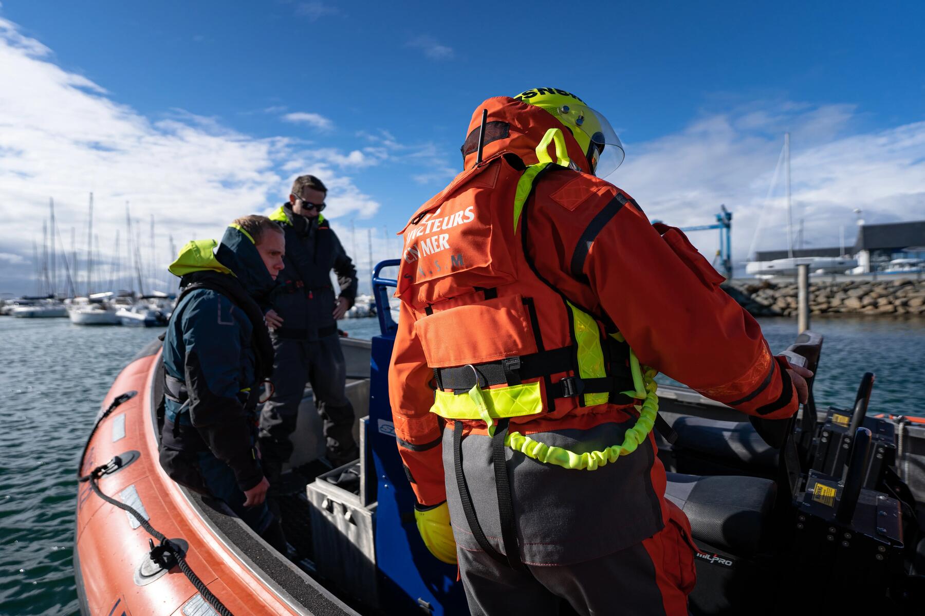 bateau de plaisance et sauveteurs en mer