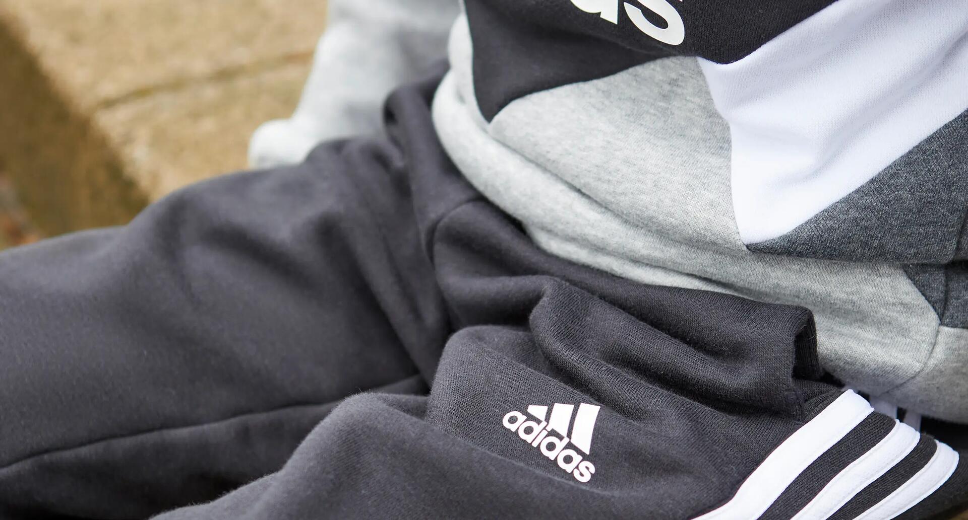 osoba w dresie firmy adidas