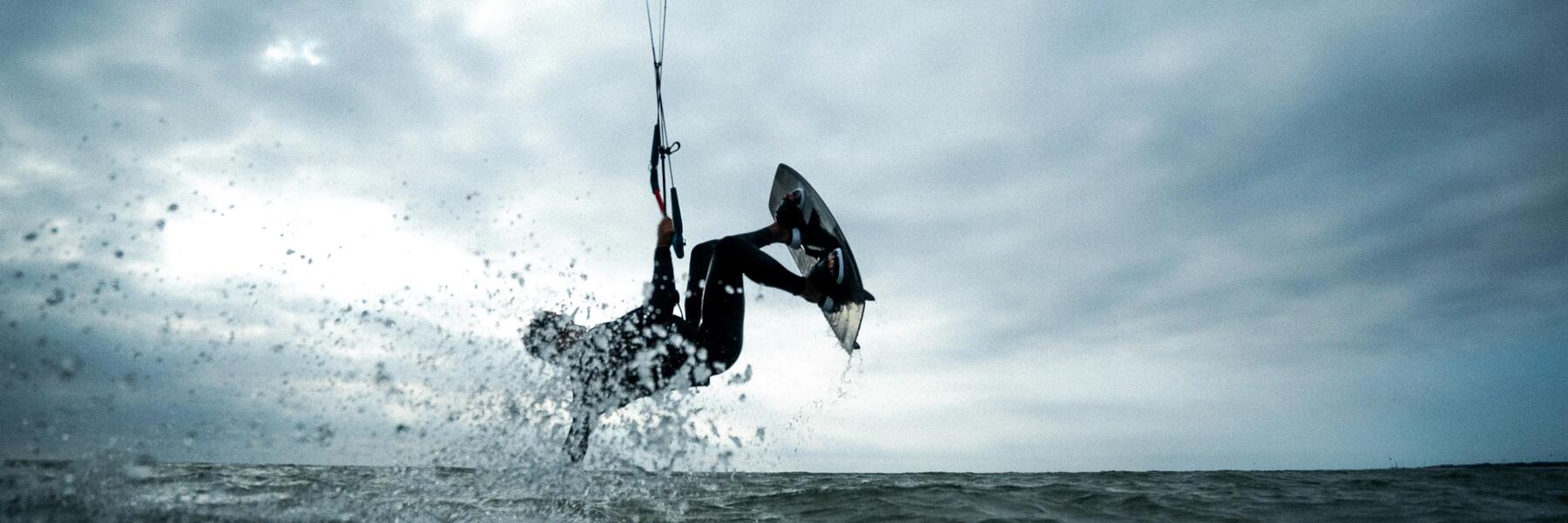 Frau beim Windsurfen