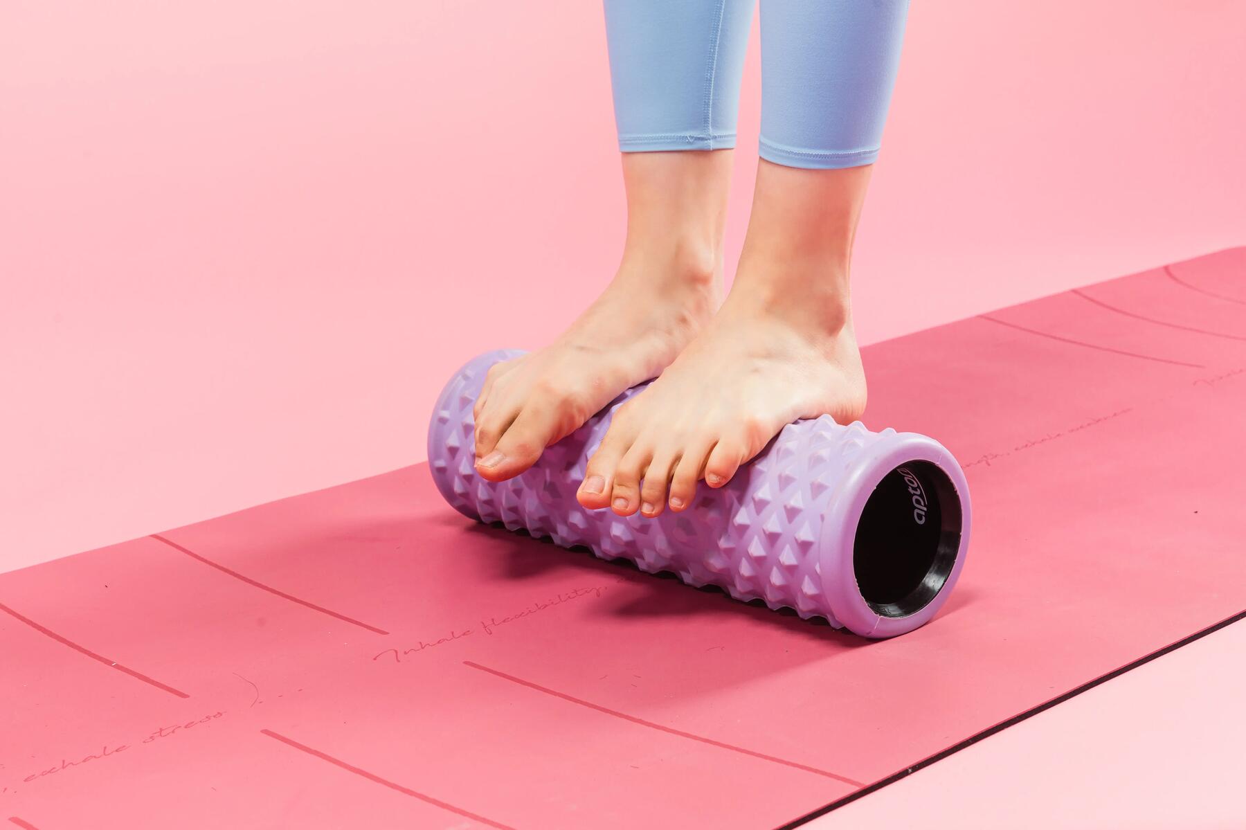 mujer liberando planta del pie con foam roller
