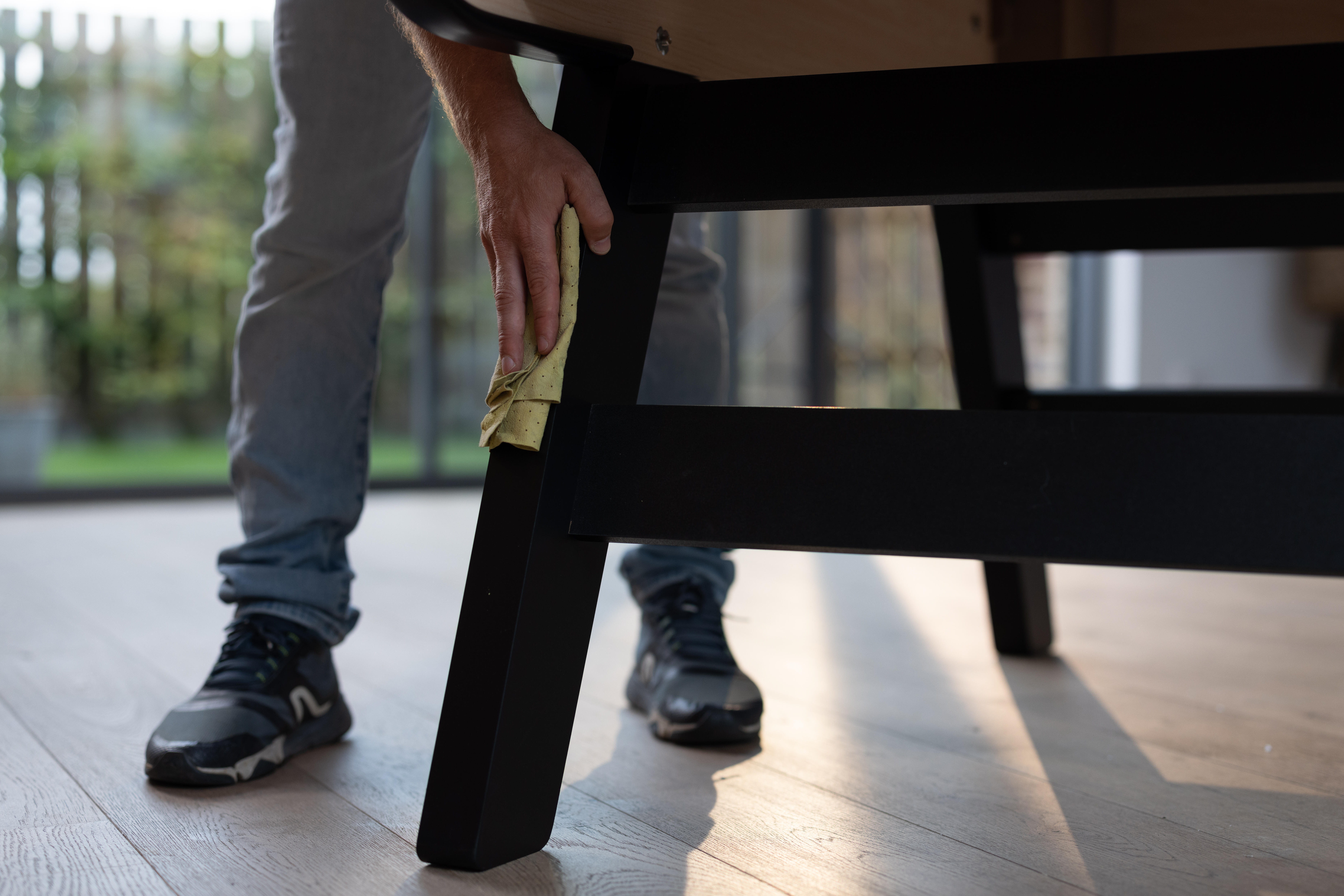 limpeza dos pés da mesa de matraquilhos