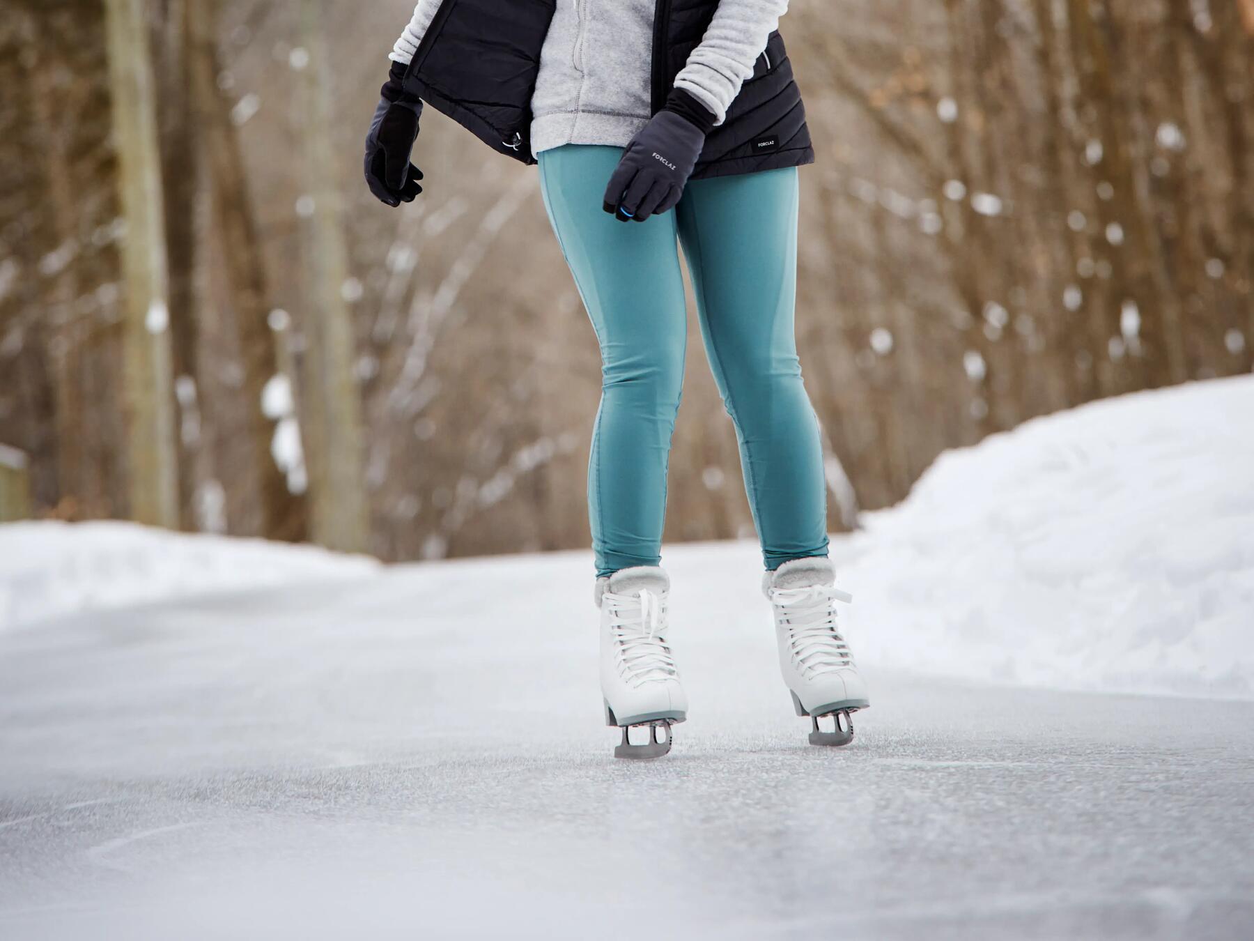 une maman et sa fille qui patinent en tentant de garder l'équilibre sur une seule jambe