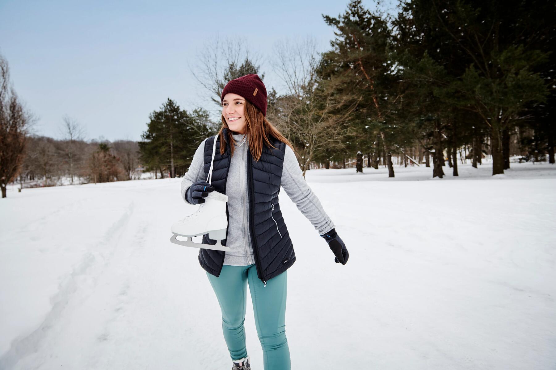 dame qui prend une pause de patinage sur le banc