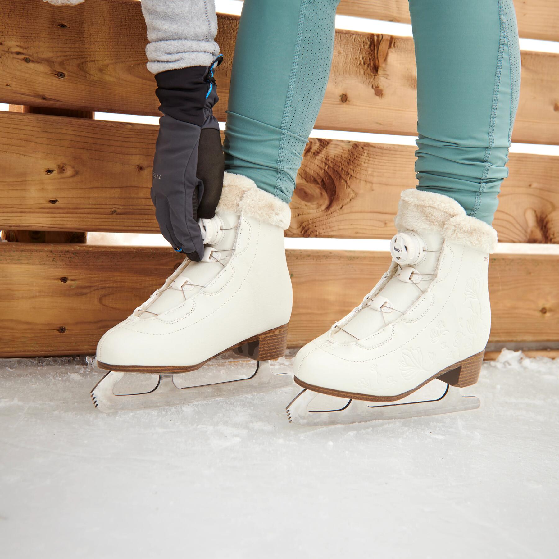 jeune fille et femme en train de patiner