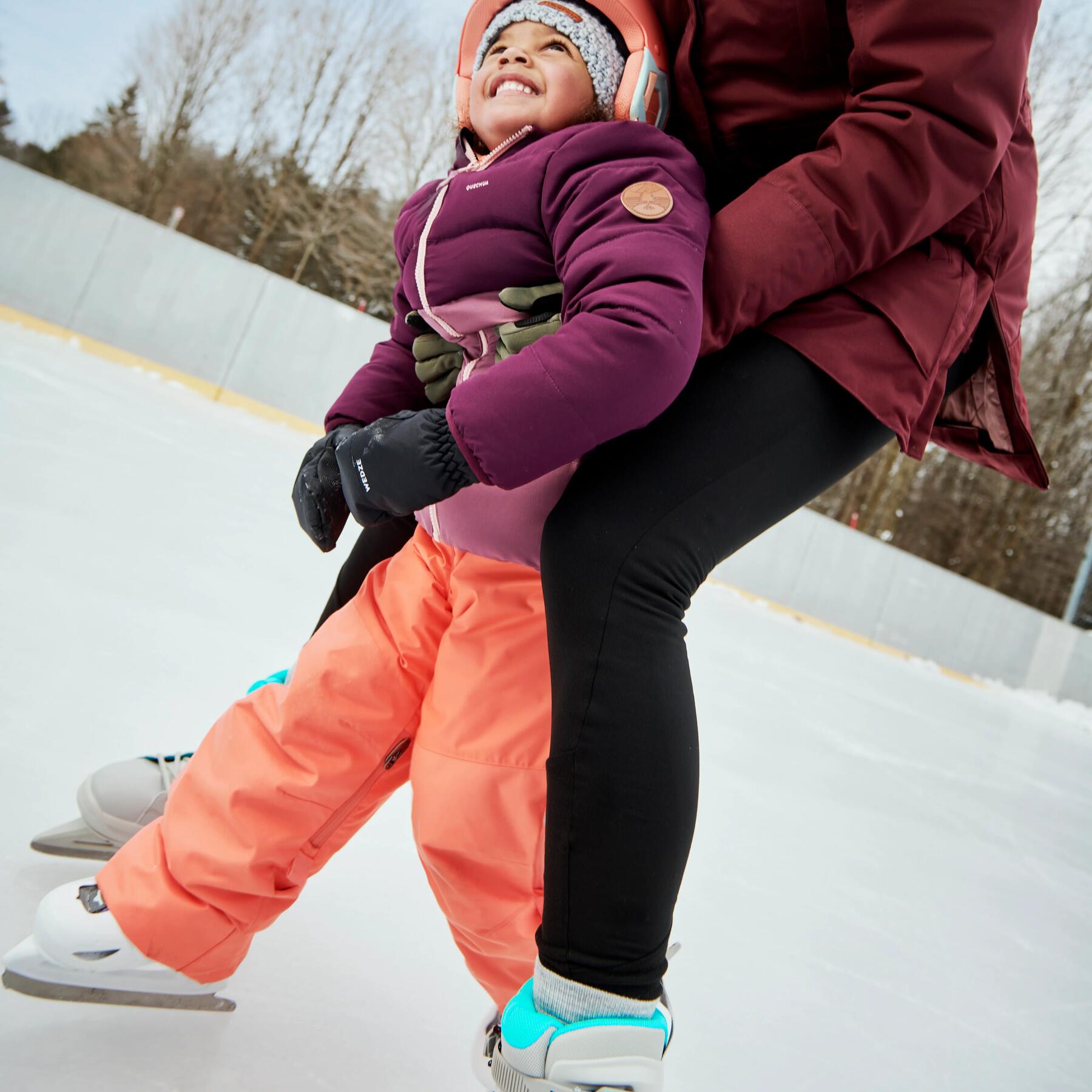 jeune garçon et jeune fille en train de patiner