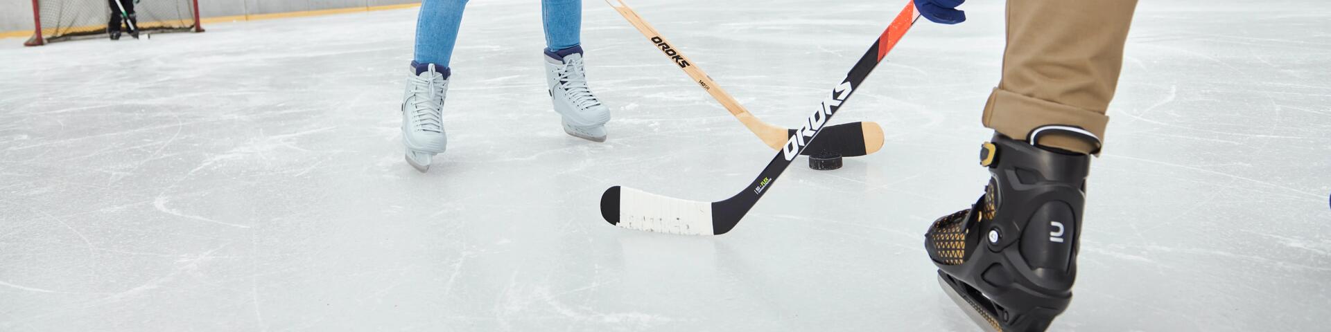 2 osoby grające w hokeja na lodzie