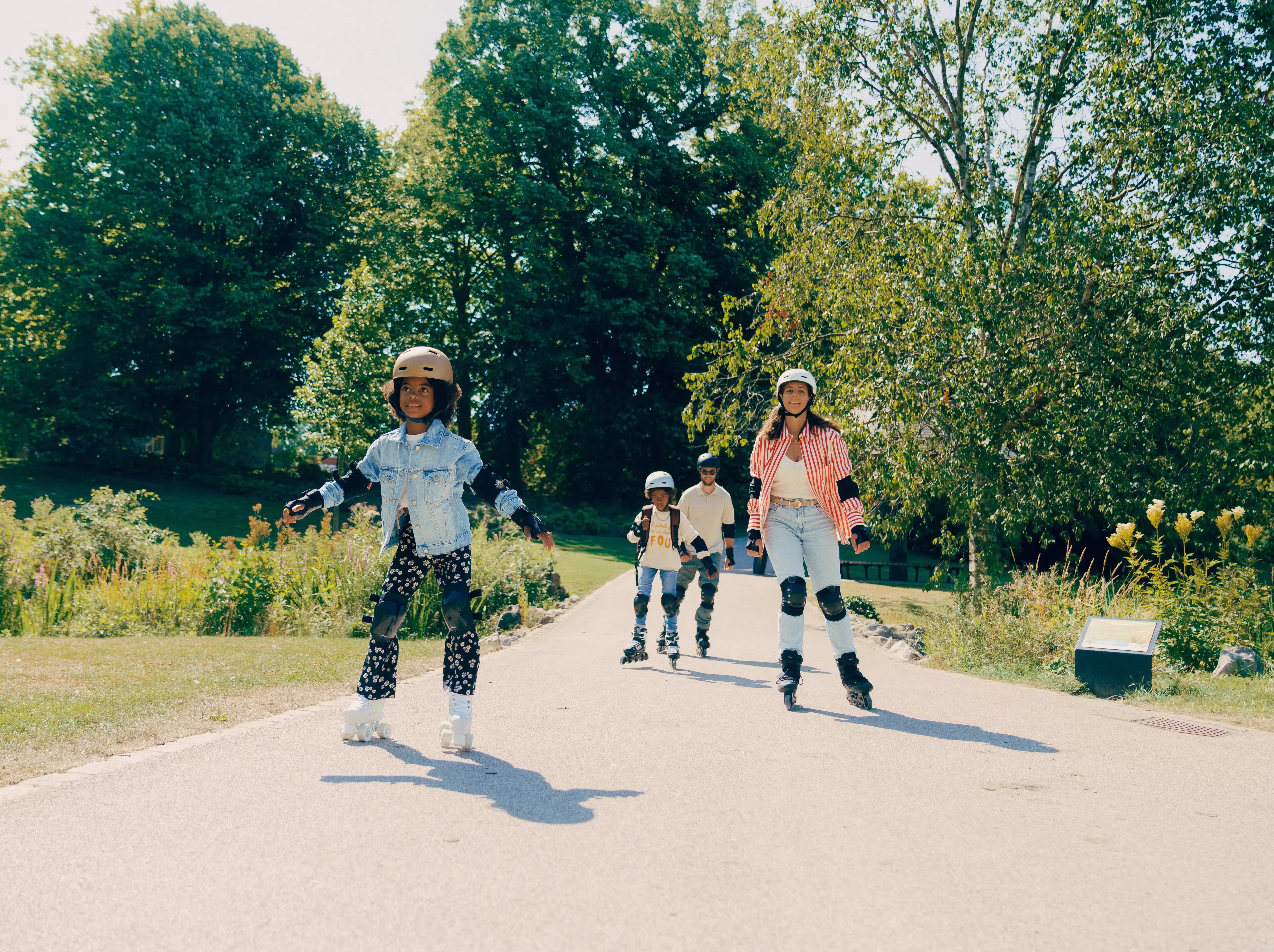 Photo d'une famille pendant une sortie en roller © Photo d'une famille pendant une sortie en roller