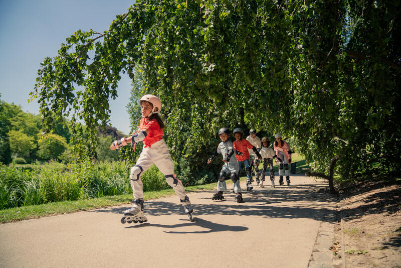 Kinderen skeeleren op Oxelo skeelers