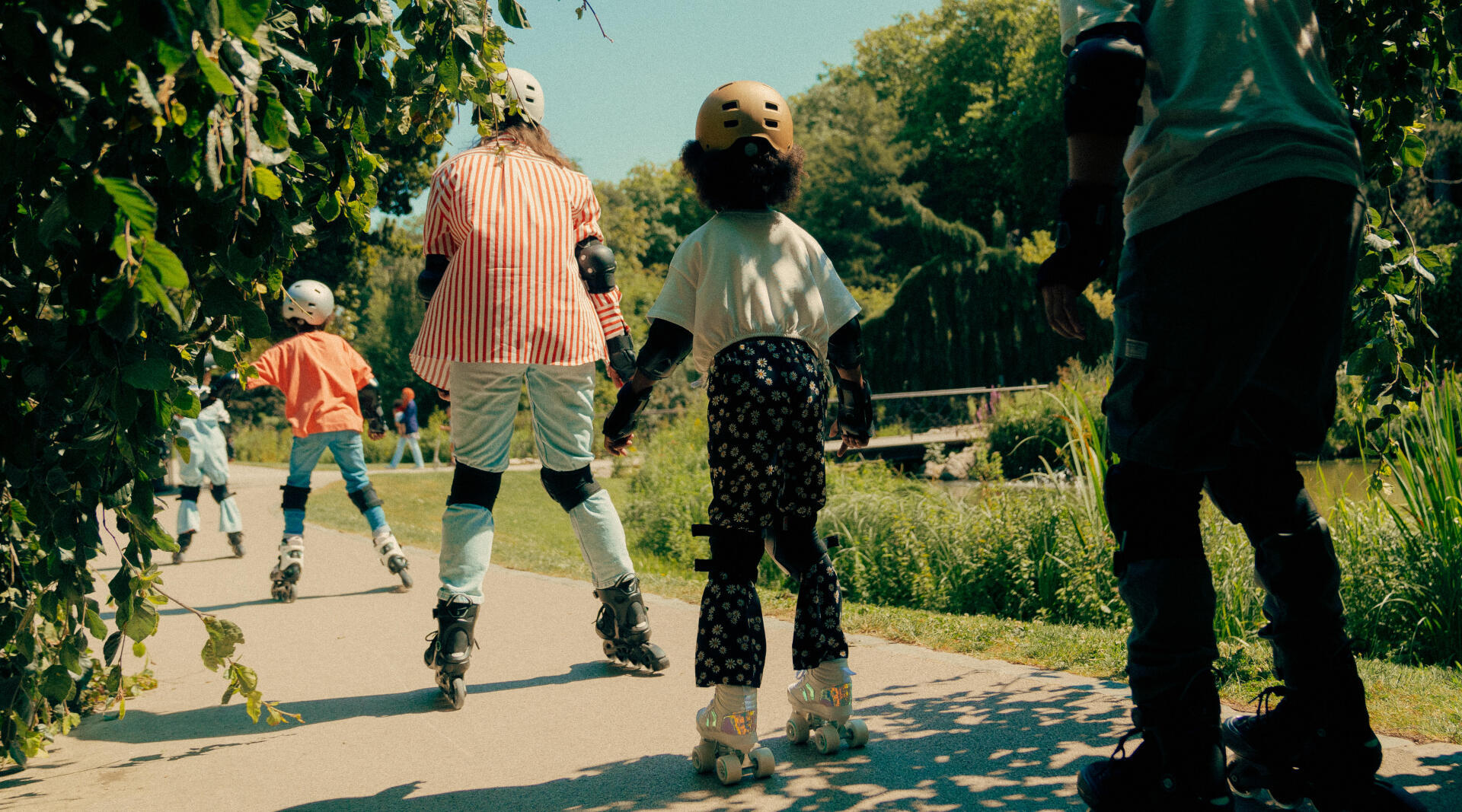 familia patinando