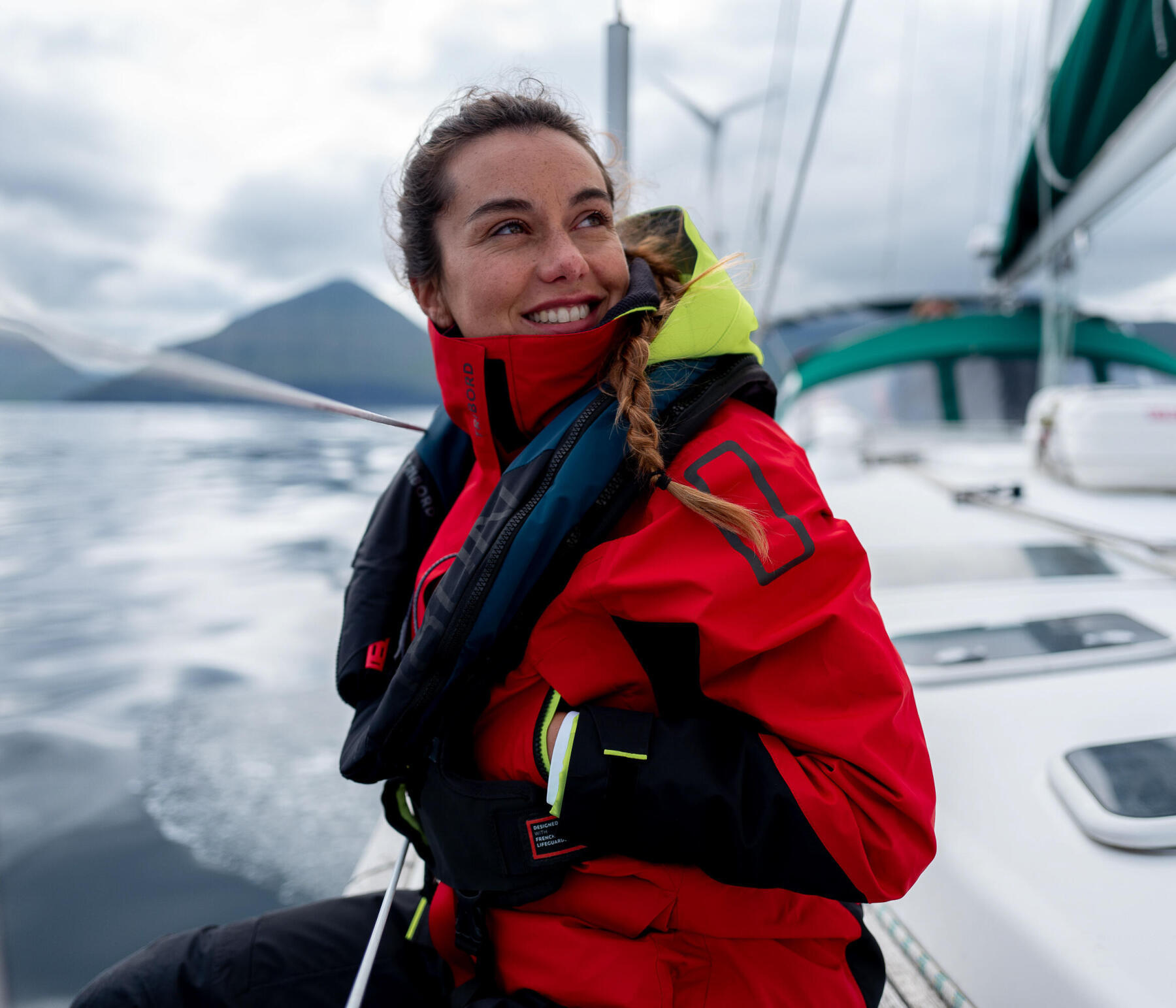 Navigatrice portant un gilet de sauvetage gonflable