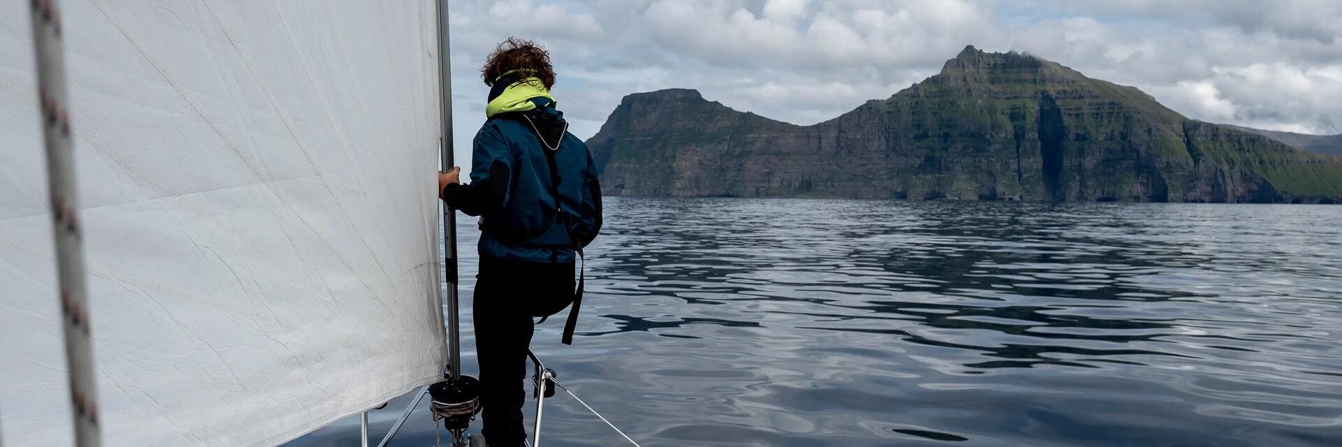 Segler am Steuer einer Yacht bei der Navigation auf offener See!