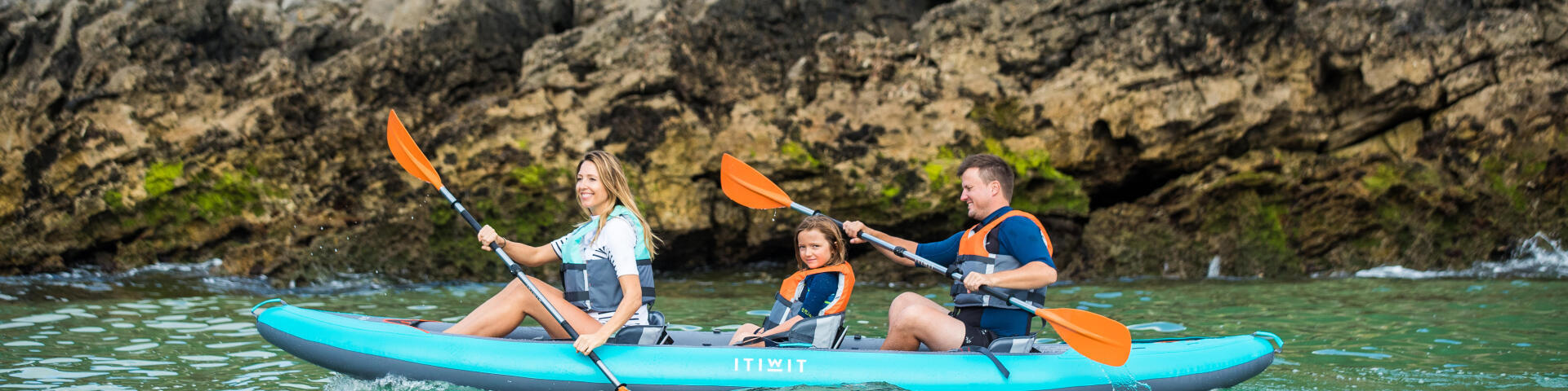 familia a passear num kayak