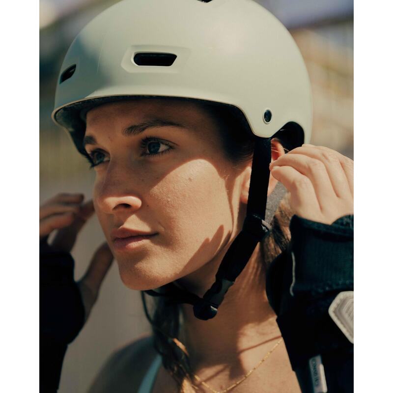 Helm voor inlineskaten skateboarden steppen MF500 licht kaki