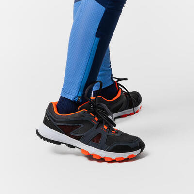 CHAUSSURES RUNNING & ATHLÉTISME ENFANT KIPRUN GRIP GRISES ET NOIRES ORANGES FLUO