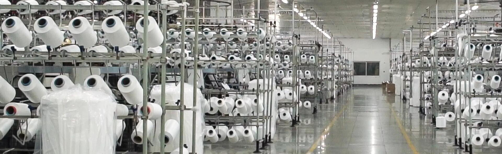Photo de bobines de fils blancs en entrepôt