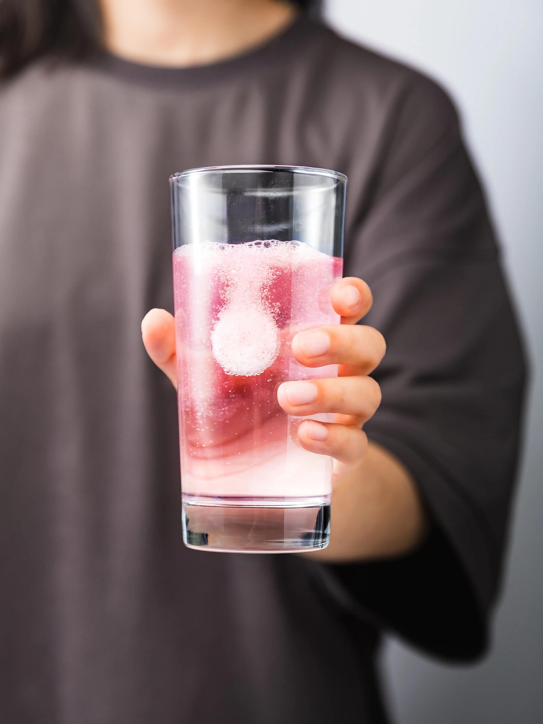 Elektrolyten drankje in de handen van een vrouw