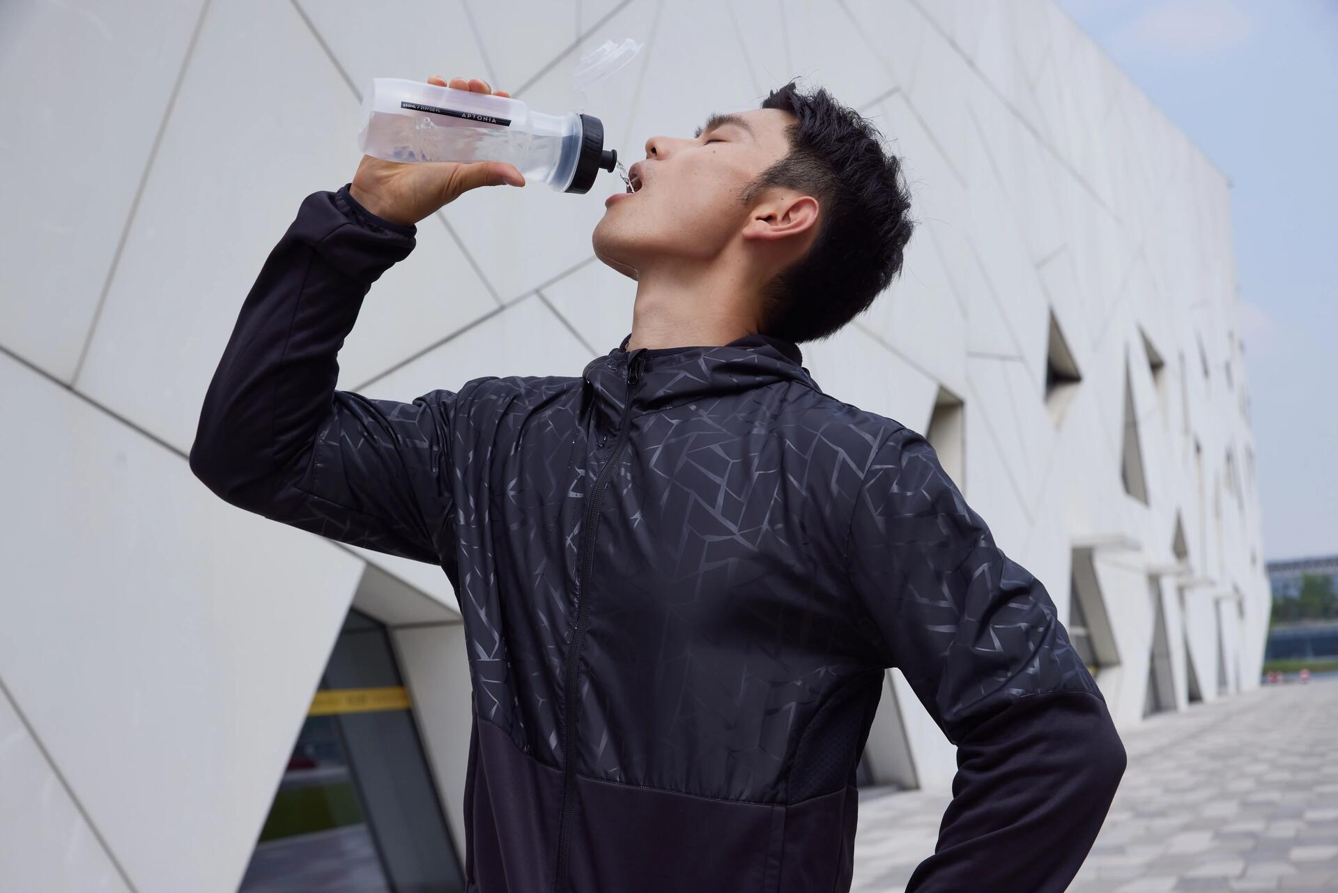 Man die drinkt uit een bidon