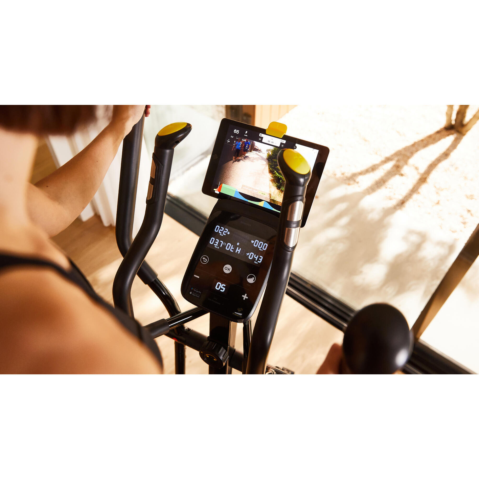 EL540 Black self-powered elliptical trainer, E-Connected and Kinomap