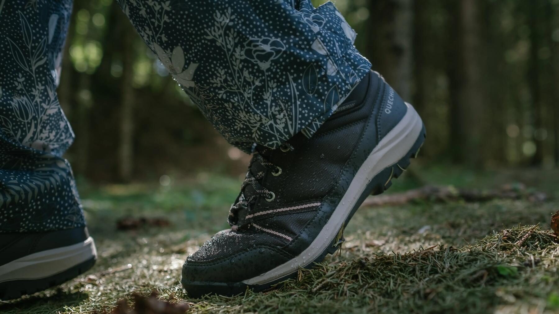 Twee mensen die in de natuur wandelen