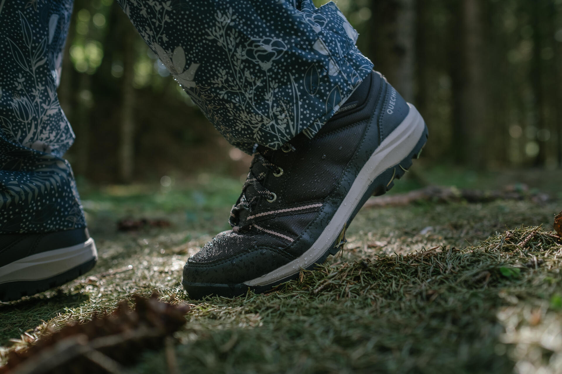 Sepatu Hiking Wanita NH100 Mid Anti Air Hitam