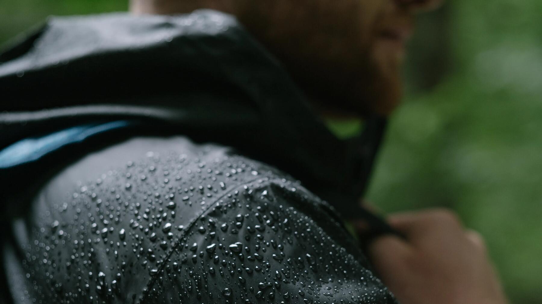 un homme qui remonte sa veste imperméable