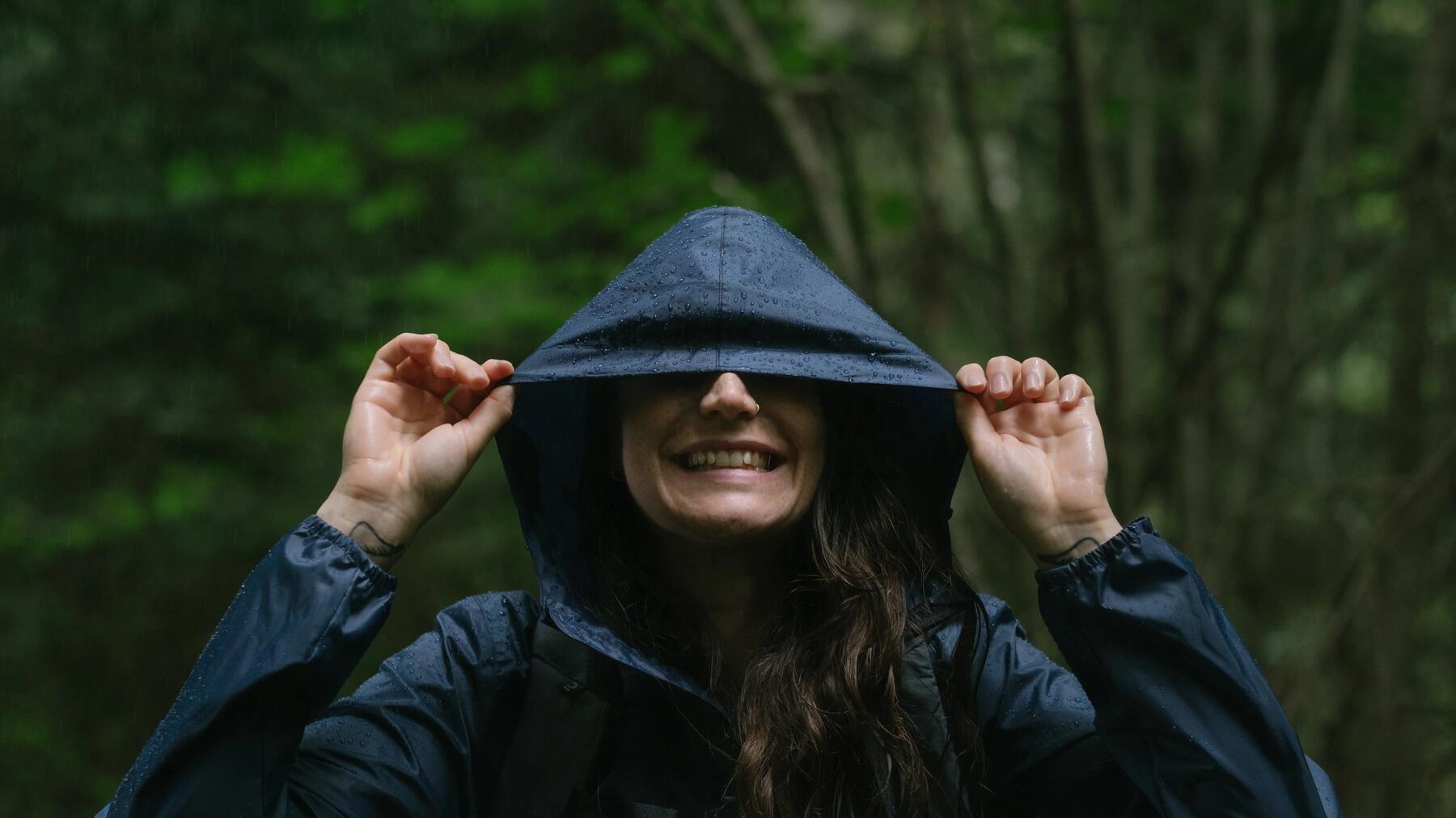 mujer haciendo el camino de santiago lloviendo