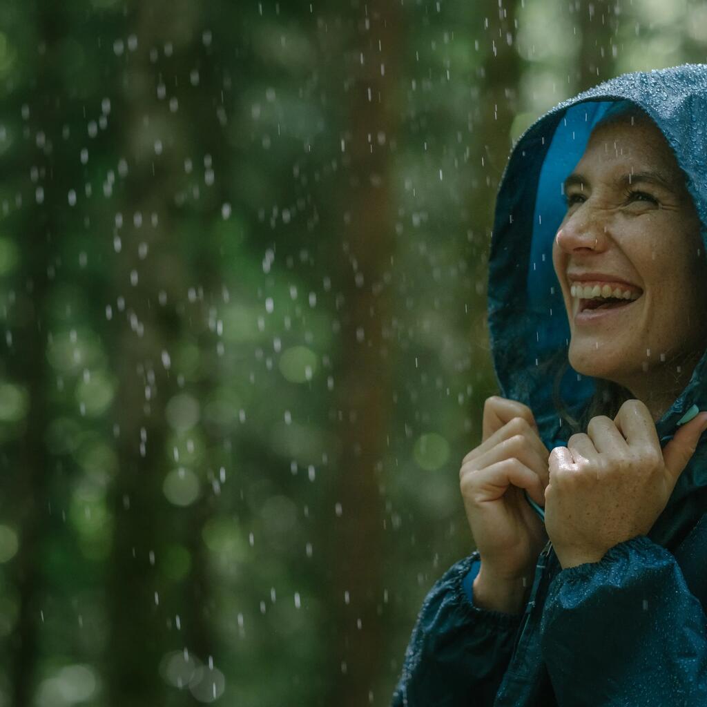 Sieviešu ūdensnecaurlaidīga pārgājienu jaka “Raincut”