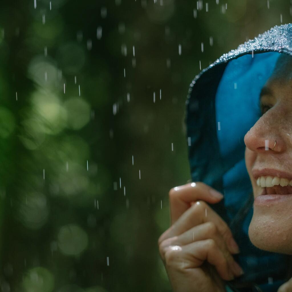 Sieviešu ūdensnecaurlaidīga pārgājienu jaka “Raincut”