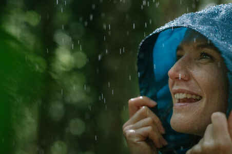 מעיל גשם חסין מים לנשים דגם NH100 Raincut Zip לטיולים - טורקיז