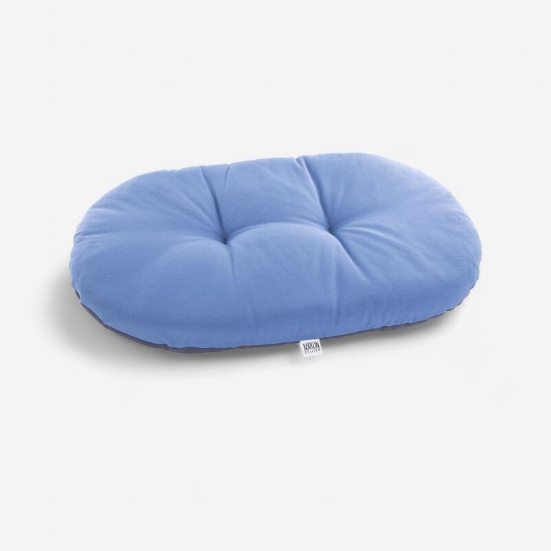 Coussin ovale ouatine pour chien bleu.