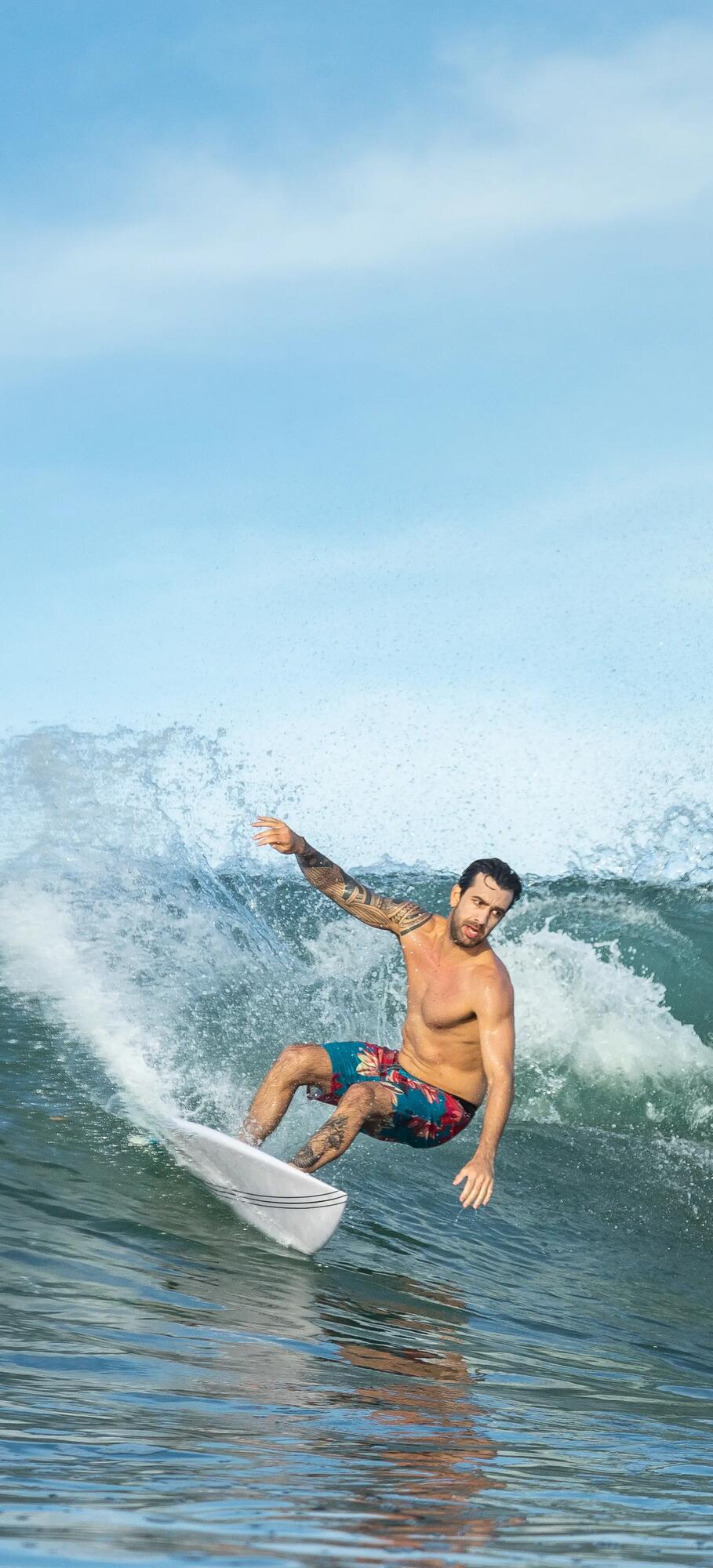 Surfovanie muž na vlnách