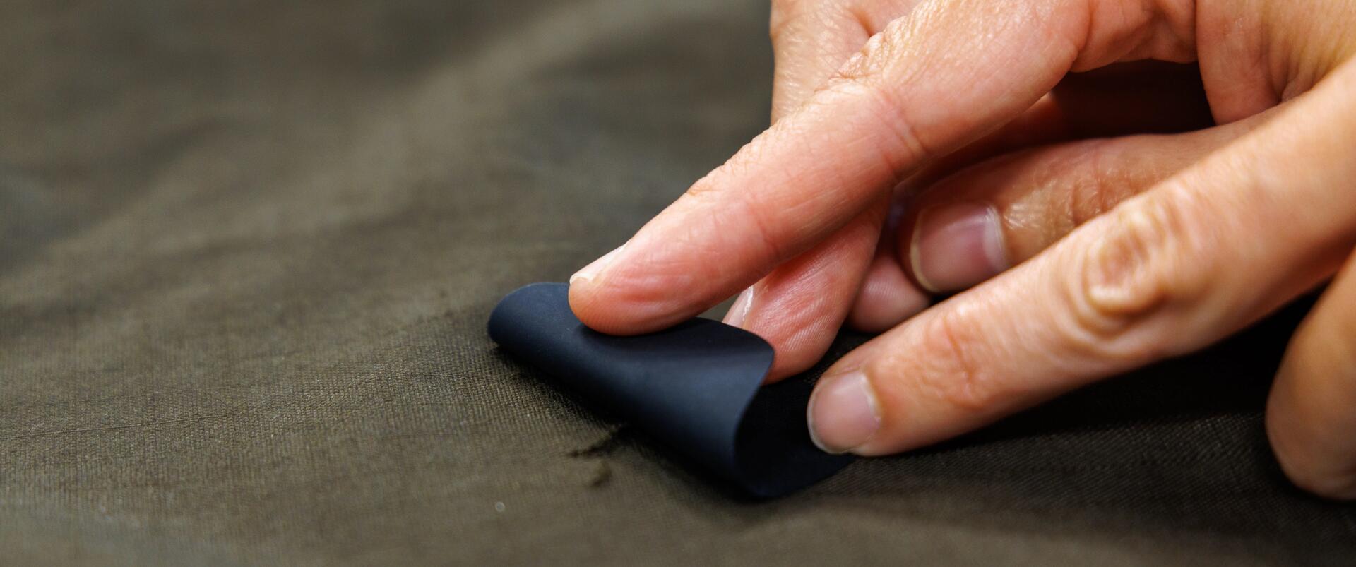 Patch thermocollant pour réparer un accroc sur un pantalon 